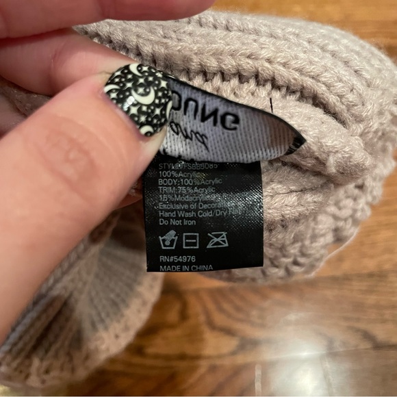 David & Young Vegan Ribbed Beanie Hat - Picture 3 of 3